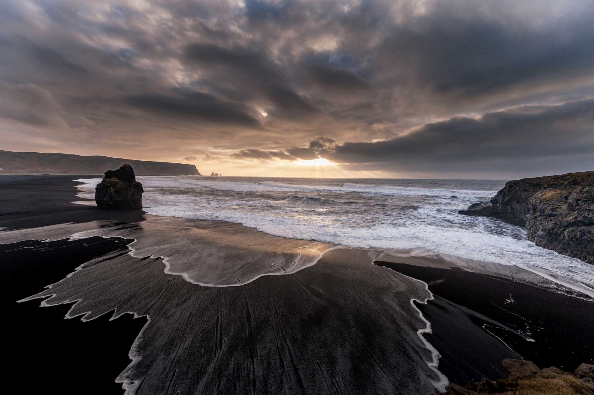 A two minute guide to the black sand beaches in Iceland | Black Tomato